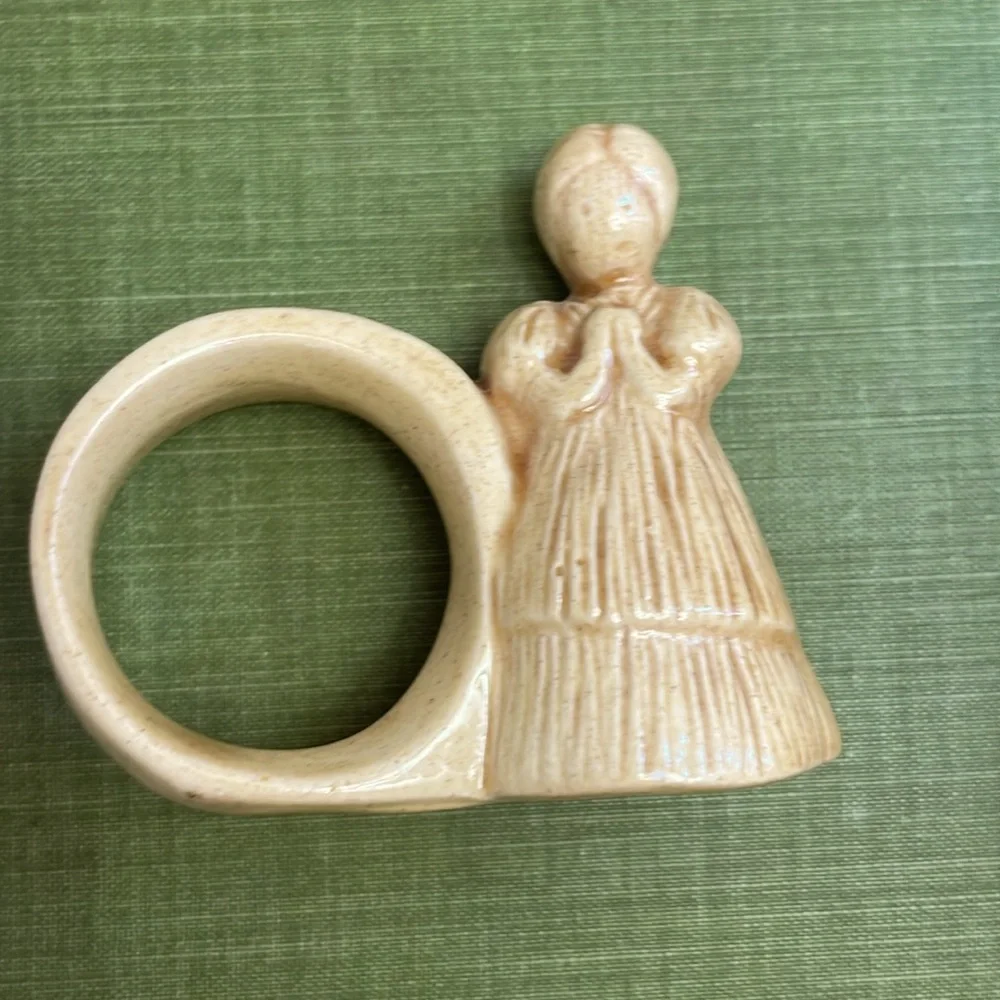 4 Pilgrim Ceramic‎ Thanksgiving Napkin Rings Praying Prairie Women